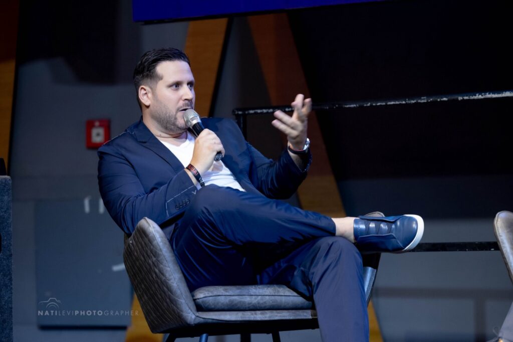 דובר על הבמה בוועידת הנדל״ן של ארמנדו דובאי